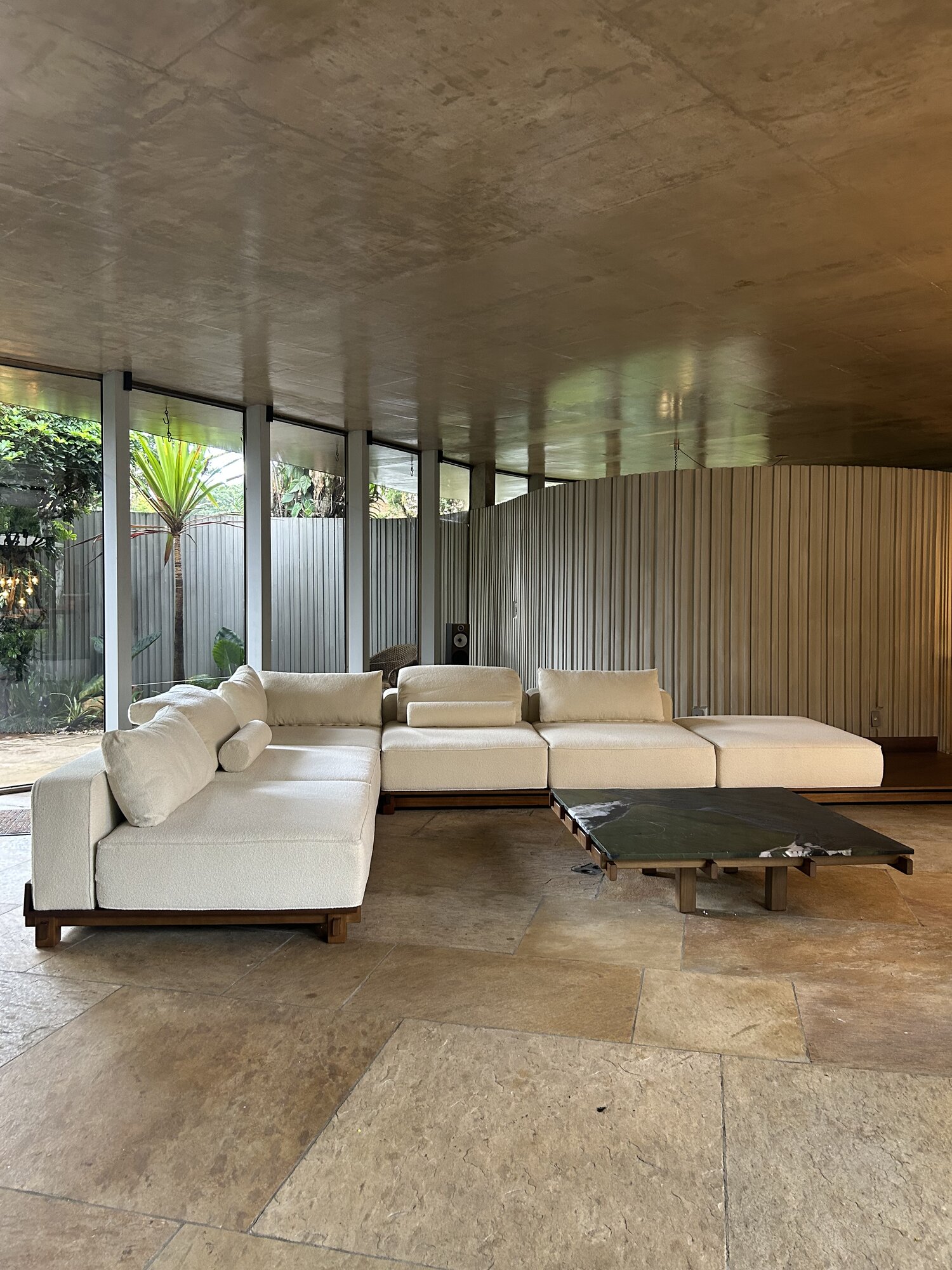 Sala ampla com vista para o jardim